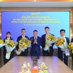 Ong-Nguyen-Duc-Thuy-tang-hoa-chuc-mung-HDQT-SCEX