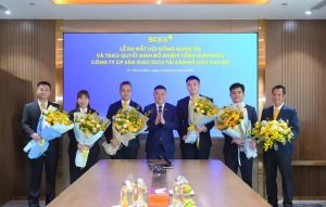 Ong-Nguyen-Duc-Thuy-tang-hoa-chuc-mung-HDQT-SCEX